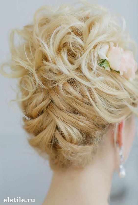Bridal Hairstyles Featuring a High-Updo Accent on the Nape for a Stunning Look♡にて紹介している画像