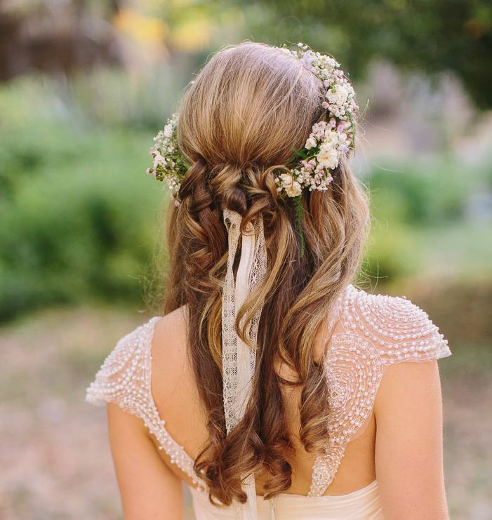Natural Cute: A Charming Bride Adorned with the Dreamy Flower Crown ♡にて紹介している画像