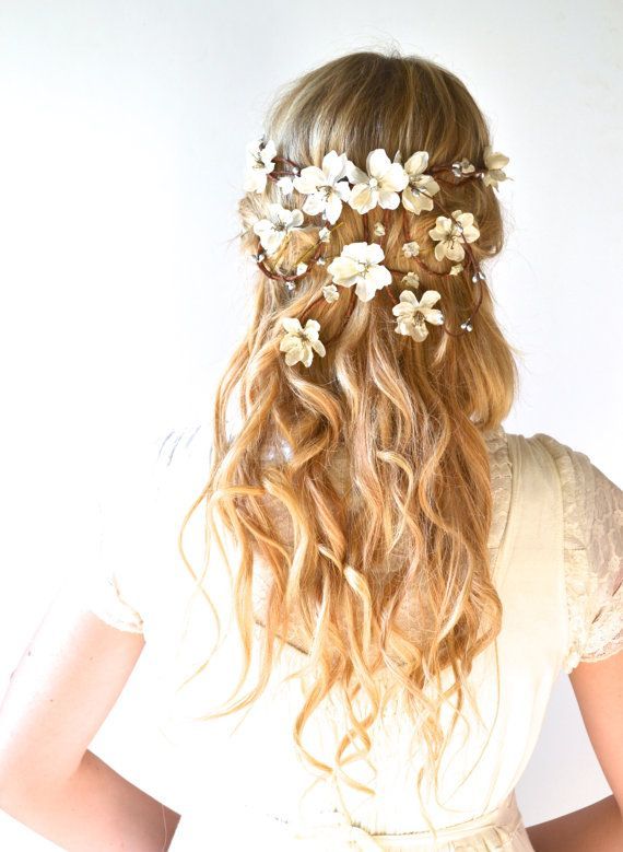 Natural Cute: A Charming Bride Adorned with the Dreamy Flower Crown ♡にて紹介している画像