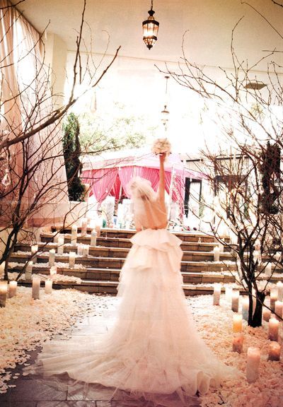 "Bring the Volume to Your Waist: A Special Feature on Feminine Wedding Dresses"にて紹介している画像