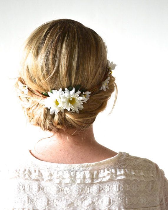 Natural Cute: A Charming Bride Adorned with the Dreamy Flower Crown ♡にて紹介している画像