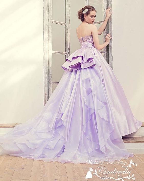 "Bring the Volume to Your Waist: A Special Feature on Feminine Wedding Dresses"にて紹介している画像