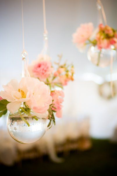 お花を天井からぶら下げて♡シャンデリアみたいなお花のカーテンが最高にロマンティック♡にて紹介している画像