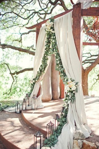 "8 Stunning High Table Designs for a Natural Wedding Theme in White and Green, Inspired by Instagram!"にて紹介している画像