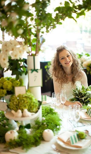 "8 Stunning High Table Designs for a Natural Wedding Theme in White and Green, Inspired by Instagram!"にて紹介している画像