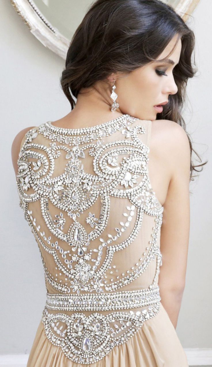 Delicate Yet Sparklingly Gorgeous: Adding Indian Flair to a Pure White Dress...♡にて紹介している画像