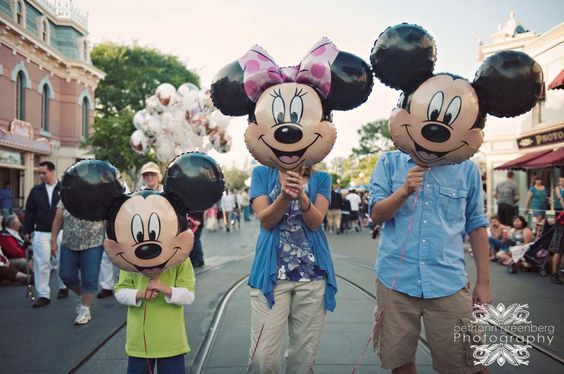 Latest Wedding Photo Shooting Techniques: Adorable Poses Using Mickey and Minnie Balloons from TDL to Hide Your Face!にて紹介している画像