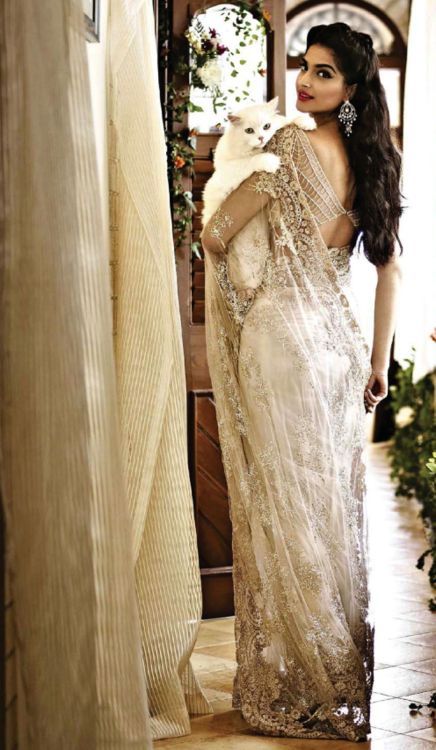 Delicate Yet Sparklingly Gorgeous: Adding Indian Flair to a Pure White Dress...♡にて紹介している画像