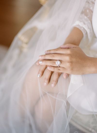 "Capturing the Romance: How to Photograph Your Favorite Engagement Ring in a Disney Princess Style ♥"にて紹介している画像