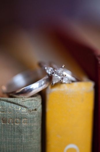 "Capturing the Romance: How to Photograph Your Favorite Engagement Ring in a Disney Princess Style ♥"にて紹介している画像