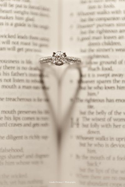 "Capturing the Romance: How to Photograph Your Favorite Engagement Ring in a Disney Princess Style ♥"にて紹介している画像