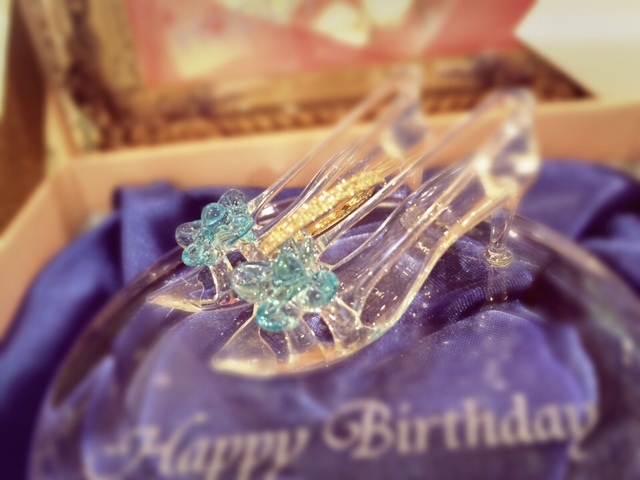 "Capturing the Romance: How to Photograph Your Favorite Engagement Ring in a Disney Princess Style ♥"にて紹介している画像