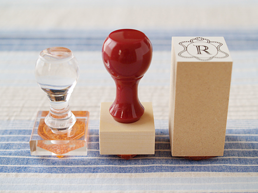 "Create Initial Stamps for Two: A Collection of Shops Offering Delightful Initial Stamps for Your Paper Items"にて紹介している画像