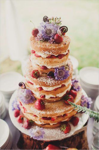 Charming Floral Decorations: A Collection of Perfect 'Naked Cakes' for Your Natural Wedding♡にて紹介している画像