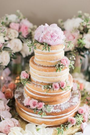 Charming Floral Decorations: A Collection of Perfect 'Naked Cakes' for Your Natural Wedding♡にて紹介している画像