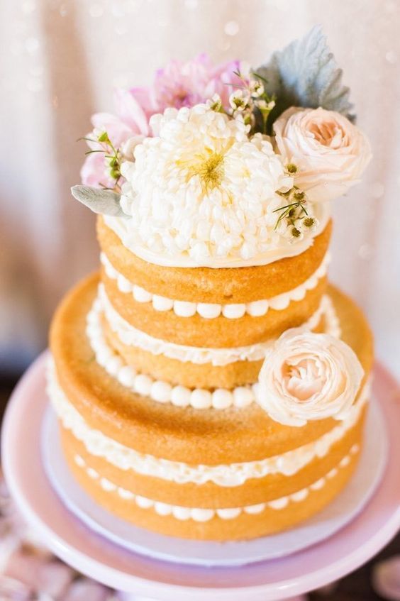 Charming Floral Decorations: A Collection of Perfect 'Naked Cakes' for Your Natural Wedding♡にて紹介している画像