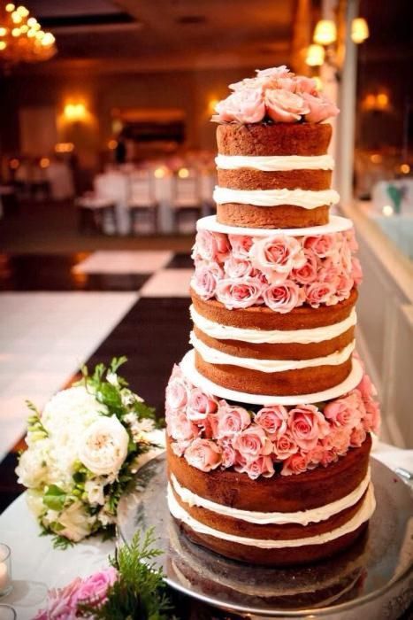 Charming Floral Decorations: A Collection of Perfect 'Naked Cakes' for Your Natural Wedding♡にて紹介している画像