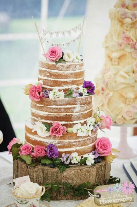 Charming Floral Decorations: A Collection of Perfect 'Naked Cakes' for Your Natural Wedding♡にて紹介している画像
