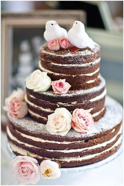 Charming Floral Decorations: A Collection of Perfect 'Naked Cakes' for Your Natural Wedding♡にて紹介している画像