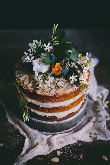 The Trendy Standard of Stylish Cakes: 8 Designs of Flower-Decorated Naked Cakes♡にて紹介している画像