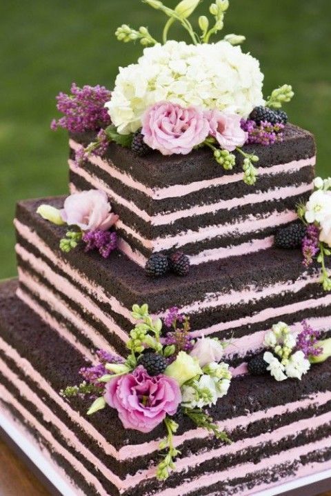 The Trendy Standard of Stylish Cakes: 8 Designs of Flower-Decorated Naked Cakes♡にて紹介している画像