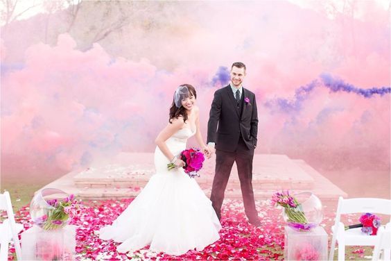 まるでハリウッド映画の特殊撮影！『カラースモーク』を焚いて撮るウェディングフォトが海外で流行中らしい。にて紹介している画像