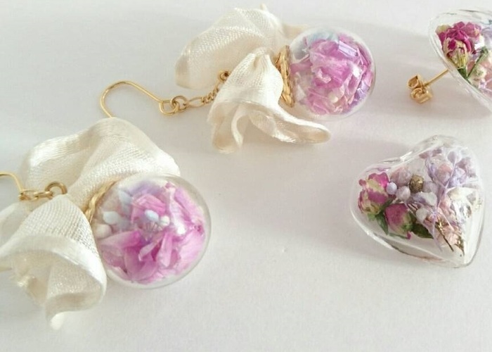 "Bringing Spring: Limited Edition 'World's Cutest Bridal Earrings' Filled with Flowers and Beads in a Glass Dome!"にて紹介している画像