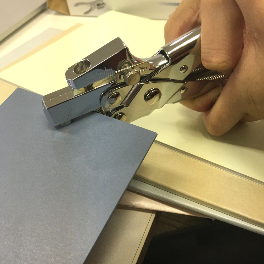 ペーパーアイテムを作るなら欠かせない！花嫁DIYの必須アイテム《ハトメパンチ》の使い方講座＊にて紹介している画像