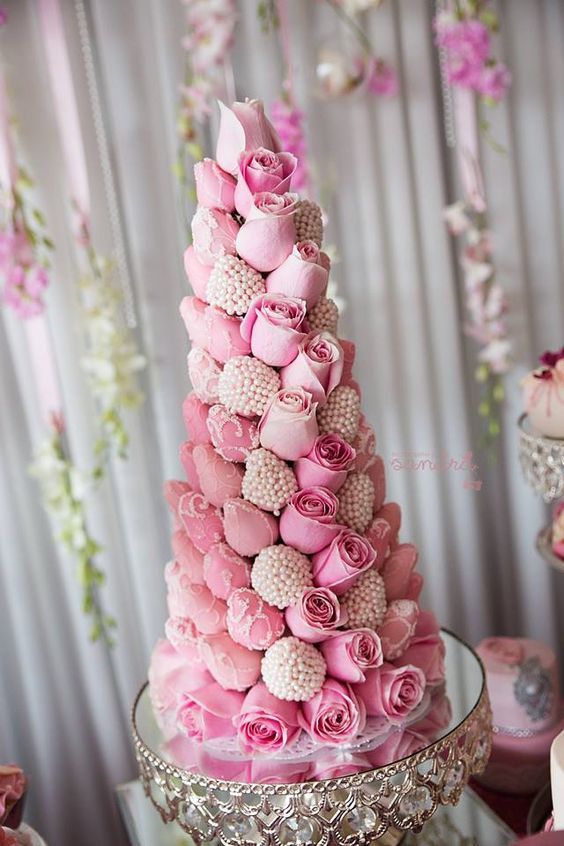 5 Adorable and Grand Dessert Towers to Replace Your Wedding Cake♡にて紹介している画像