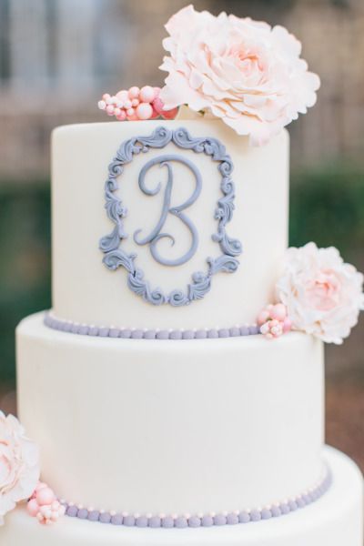 イニシャルでオリジナル感を♡ふたりだけのwedding cakeをデザインしたい♡にて紹介している画像