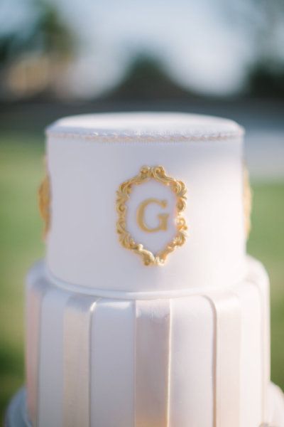 イニシャルでオリジナル感を♡ふたりだけのwedding cakeをデザインしたい♡にて紹介している画像