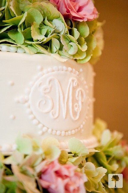 イニシャルでオリジナル感を♡ふたりだけのwedding cakeをデザインしたい♡にて紹介している画像