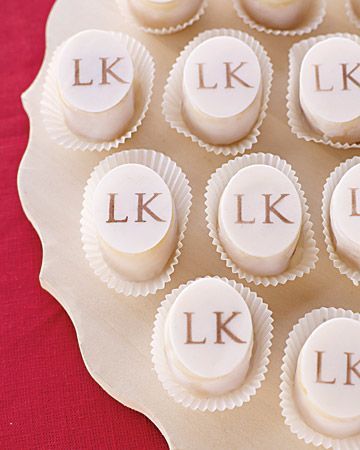 イニシャルでオリジナル感を♡ふたりだけのwedding cakeをデザインしたい♡にて紹介している画像