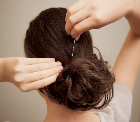 "Easy Styler: The Savior for Clumsy Self-Hairdressers for Bridal and Party Hairstyles!"にて紹介している画像