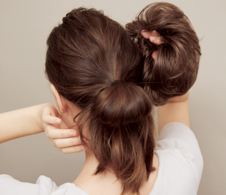 "Easy Styler: The Savior for Clumsy Self-Hairdressers for Bridal and Party Hairstyles!"にて紹介している画像