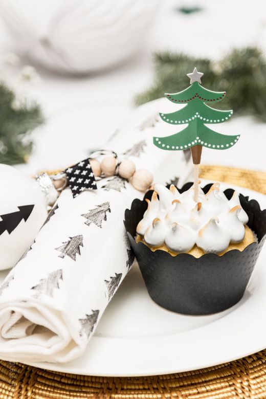 "Add a Touch of Glamour to Your Table: Introducing Perfect 'Decorative Napkins' for Christmas!"にて紹介している画像