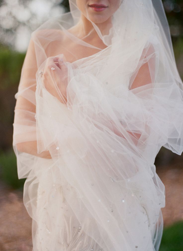 "I Want to Feel Romantic Even Under My Dress ♡ Heart-Fluttering Bride's Lingerie Look"にて紹介している画像