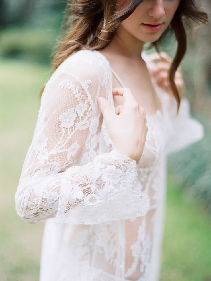 "I Want to Feel Romantic Even Under My Dress ♡ Heart-Fluttering Bride's Lingerie Look"にて紹介している画像