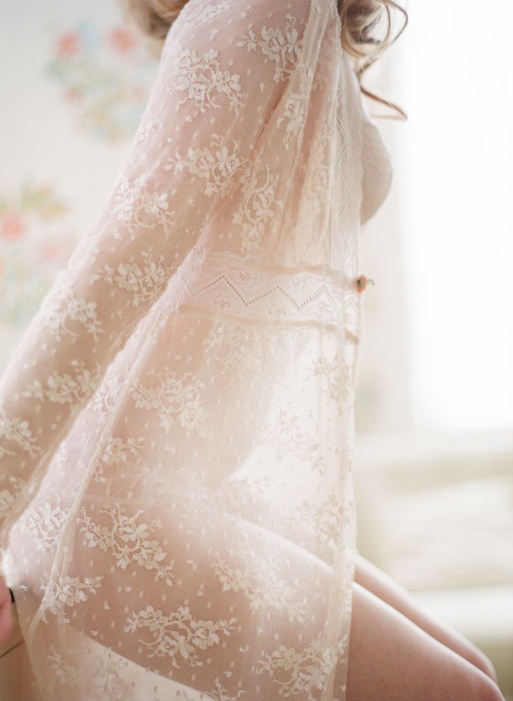 "I Want to Feel Romantic Even Under My Dress ♡ Heart-Fluttering Bride's Lingerie Look"にて紹介している画像