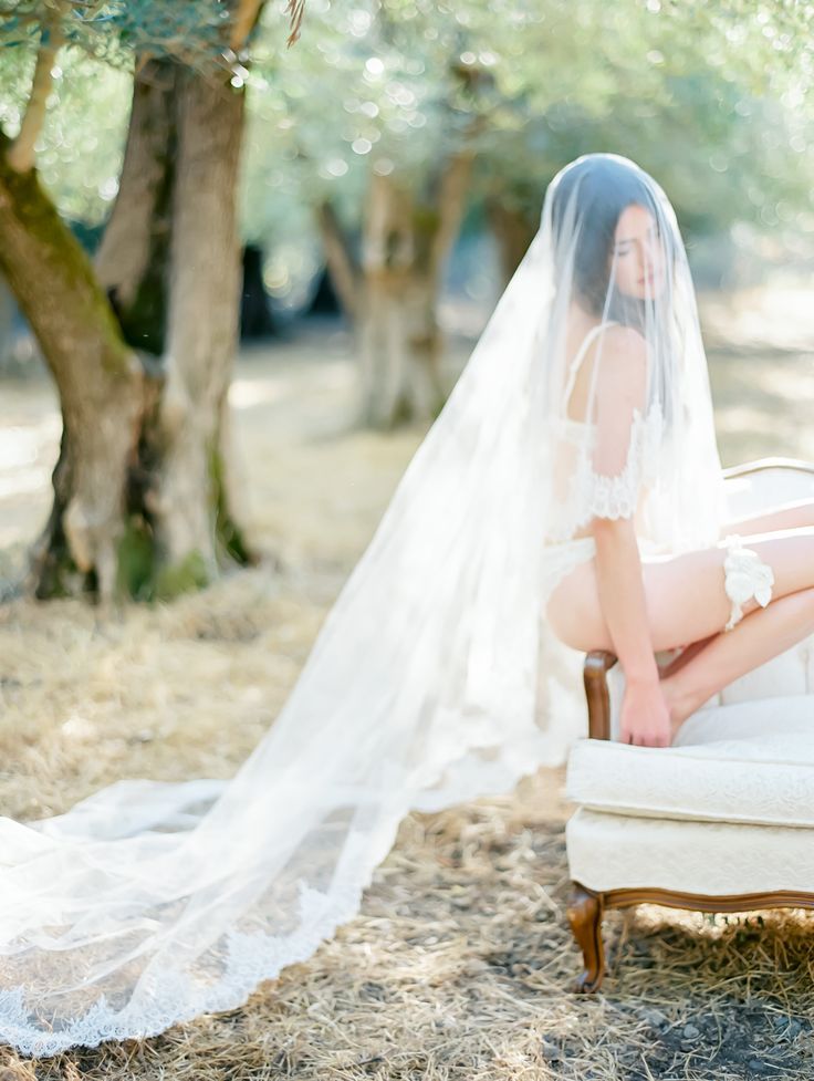 "I Want to Feel Romantic Even Under My Dress ♡ Heart-Fluttering Bride's Lingerie Look"にて紹介している画像