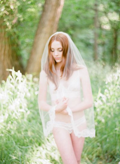 "I Want to Feel Romantic Even Under My Dress ♡ Heart-Fluttering Bride's Lingerie Look"にて紹介している画像