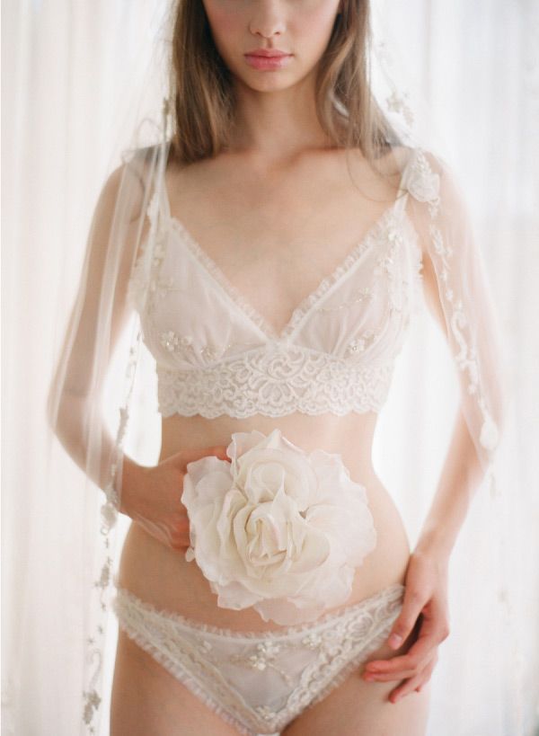 "I Want to Feel Romantic Even Under My Dress ♡ Heart-Fluttering Bride's Lingerie Look"にて紹介している画像