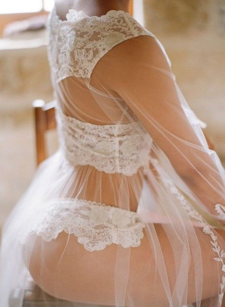 "I Want to Feel Romantic Even Under My Dress ♡ Heart-Fluttering Bride's Lingerie Look"にて紹介している画像