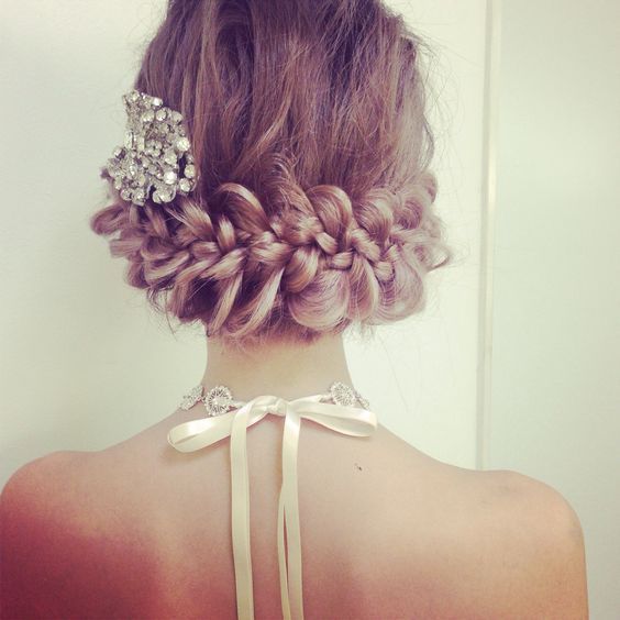 みんなの視線を独り占め♡キラキラ輝く〔ビジュー×アップヘア〕のヘアカタログ＊*にて紹介している画像