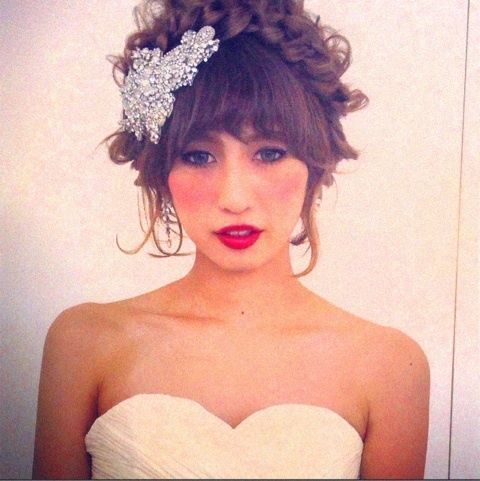 みんなの視線を独り占め♡キラキラ輝く〔ビジュー×アップヘア〕のヘアカタログ＊*にて紹介している画像