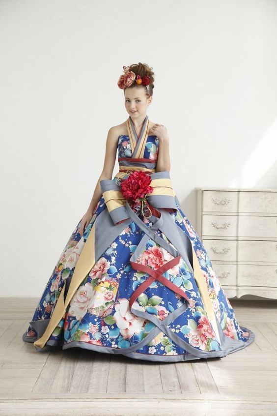 良いとこどりの和×洋♡ちょっと気になる、華やか『和柄ドレス』で斬新なお色直しはいかが？にて紹介している画像