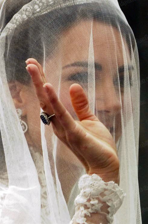 The New Princess of the UK: Catherine's Bride Look is Adorably Transformative♡にて紹介している画像
