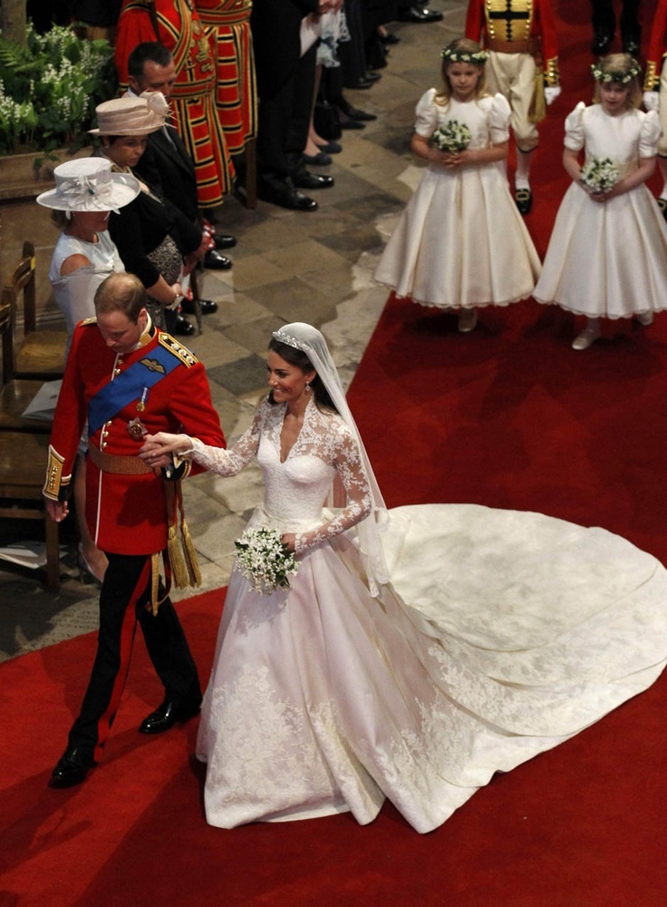 The New Princess of the UK: Catherine's Bride Look is Adorably Transformative♡にて紹介している画像