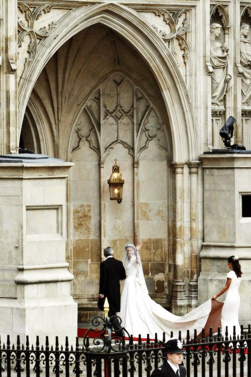 The New Princess of the UK: Catherine's Bride Look is Adorably Transformative♡にて紹介している画像