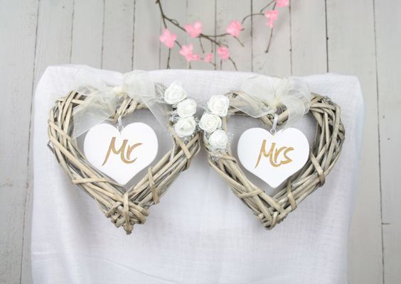 みんな、椅子に掛けますよね♡DIYしたい『MR&MRSサイン』のデザイン10選＊にて紹介している画像